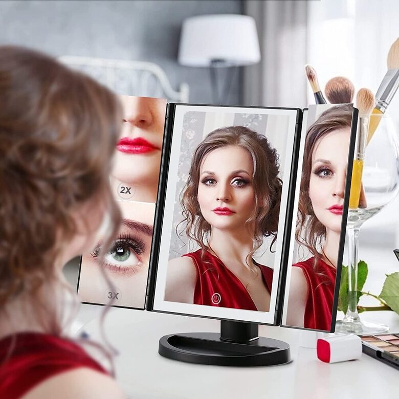 Atverams spogulis ar apgaismojumu