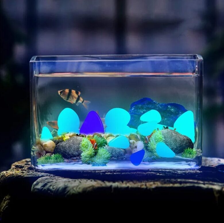 Tumsā spīdoši akmeņi 100gab (uzlādējas no gaismas)