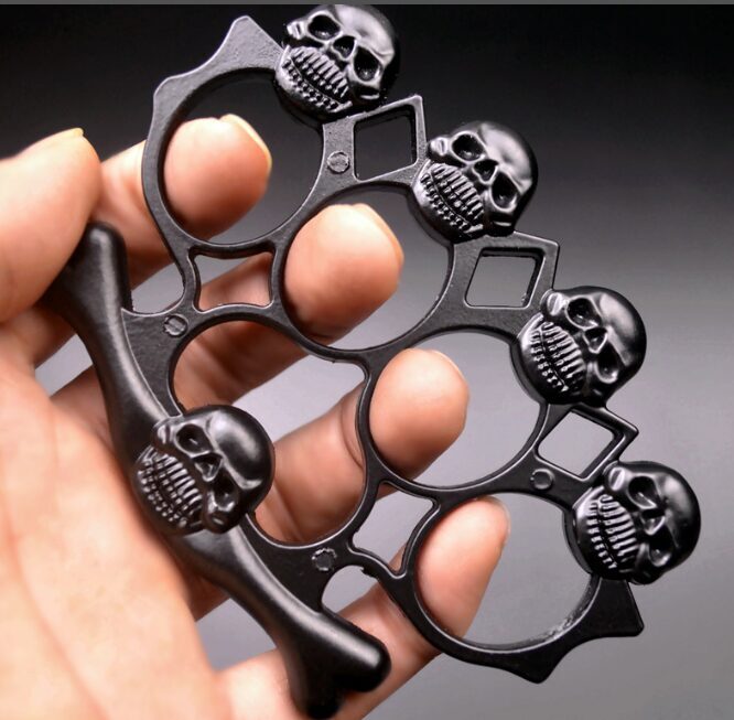 Bīstamā Kastete, Melnā krāsā