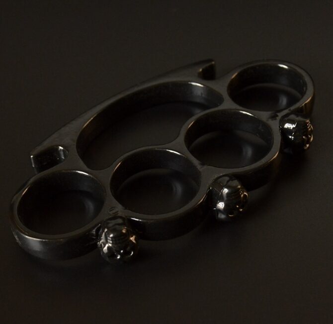 Fortesa Kastete, Melnā krāsā