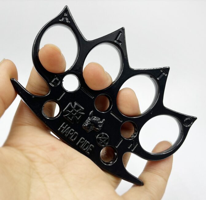 Kastete Cīņas Gars, Melnā krāsā