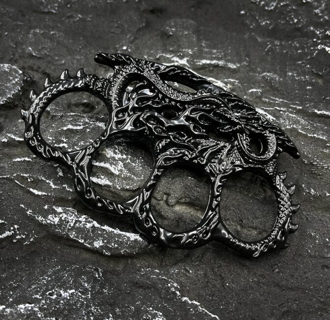 Stilīgā Kastete, Melnā krāsā