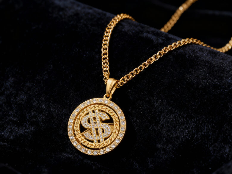 Mažoru Bling - Zelta krāsas kaklarota ar dekoratīvu dolāra kulonu un mirdzošiem akmentiņiem