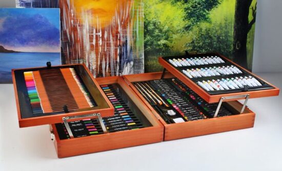 Zīmēšanas piederumu komplekts 174 gab. (flomasteri, akvareļkrāsas, krītiņi ), ērtā koka čemodāniņā