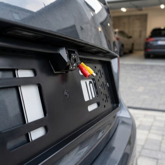 Auto atpakaļskata kamera numura zīmes rāmī