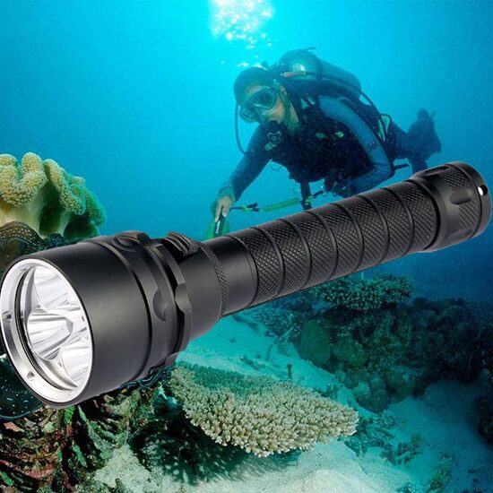 Zemūdens Led Lukturis Cree XM-L T6, 5X diodes (komplektā ar lādētāju un akumulatoriem)