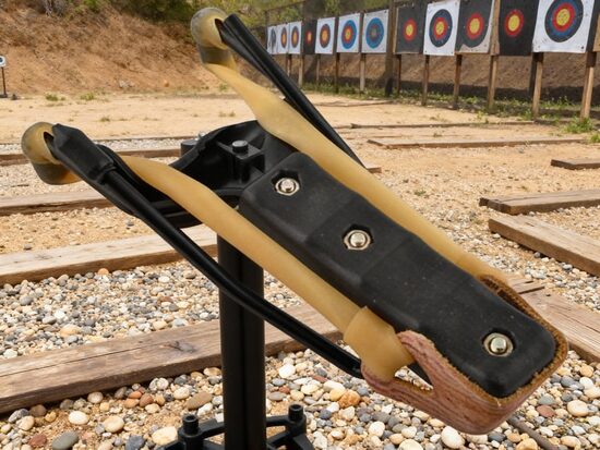 Kaķene - katapulta ar apakšdelma atbalstu, šauj līdz 500m